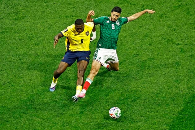 June 30, 2026, Mexico City, Mexico City, Mexico: Raul Jimenez of Mexico battles for possession ball with Willian Pacho of Ecuador during the match between Mexico and Ecuador for the round of 32 the FIFA World Cup, WM, Weltmeisterschaft, Fussball 2026, at Mexico City Stadium, in Mexico City, Mexico on June 30. 2026. Photo: DiaEsportivo FIFA World Cup 2026, Mexico Vs Ecuador, Mexico City, Mexico  - ZUMAh208 20260630_zsp_h208_027 Copyright: xHeulerxAndreyx