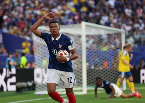 June 30, 2026, East Rutherford, New Jersey, USA: France forward Kylian Mbappe (10) encourages the crowd to make some noise during the June 30th FIFA World Cup, WM, Weltmeisterschaft, Fussball 2026 matchup between France and Sweden at MetLife Stadium in East Rutherford, New Jersey. East Rutherford USA - ZUMAs325 20260630_zsp_s325_101 Copyright: xJessxStilesx