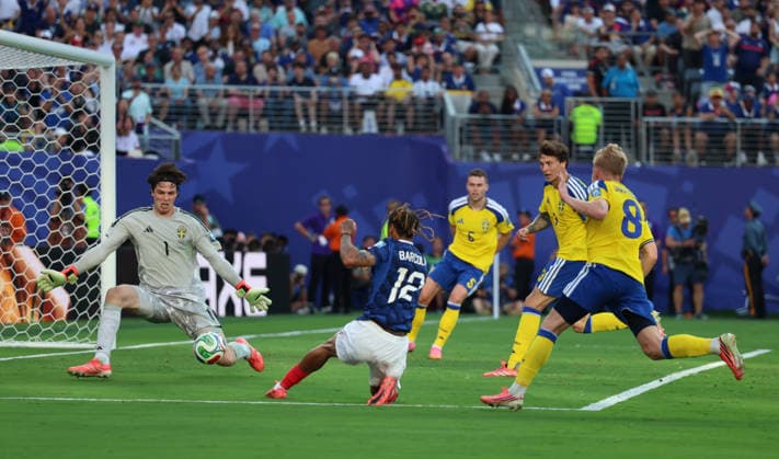 June 30, 2026, East Rutherford, New Jersey, USA: France forward Bradley Barcola (12) takes a shot on goal during the June 30th FIFA World Cup, WM, Weltmeisterschaft, Fussball 2026 matchup between France and Sweden at MetLife Stadium in East Rutherford, New Jersey. East Rutherford USA - ZUMAs325 20260630_zsp_s325_126 Copyright: xJessxStilesx