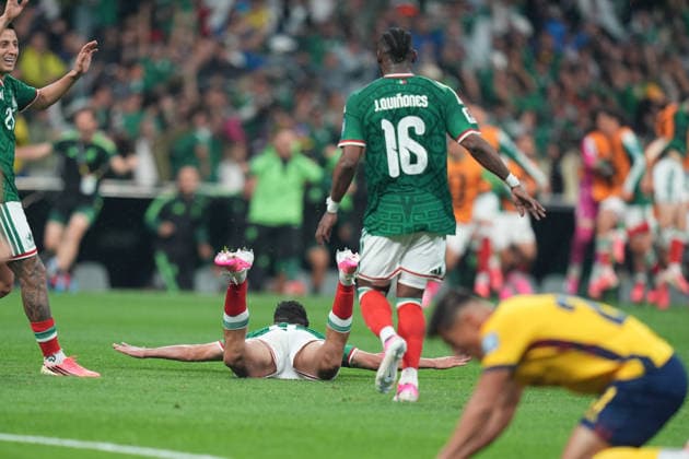 Mexico v Ecuador Round of 32 - FIFA World Cup, WM, Weltmeisterschaft, Fussball 2026 Raul Jimenez 9 and Julian Quinones 16 of Mexico national team, Nationalteam celebrating after scoring a goal during the FIFA Word Cup 2026 round of 32 match between Mexico and Ecuador at Mexico City Stadium. on June 30, 2026 in Mexico City, Mexico. (Photo by Ian Robles Eyepix Group) Copyright: xIanxRobles xEyepixxGroupx EL_30062026_189811JPEG