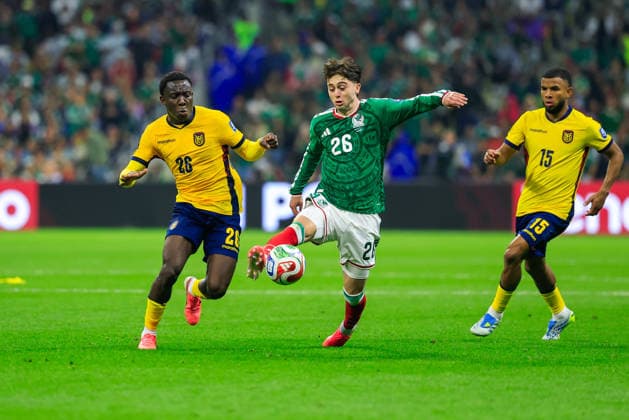 MEXICO CITY, MEXICO - JUNE 30: Yaimar Medina of Ecuador and Brian GutiÃ rrez of Mexico battle for possession during the FIFA World Cup, WM, Weltmeisterschaft, Fussball 2026 Round Of 32 match between Mexico and Group C E F H I Third Place at Mexico City Stadium on June 30, 2026 in Mexico City, Mexico.  Copyright: xMBxMediax