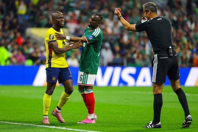 MEXICO CITY, MEXICO - JUNE 30: Enner Valencia of Ecuador and Julian Quinones of Mexico push each other as Referee, Slavko Vincic intervenes during the FIFA World Cup, WM, Weltmeisterschaft, Fussball 2026 Round Of 32 match between Mexico and Group C E F H I Third Place at Mexico City Stadium on June 30, 2026 in Mexico City, Mexico.  Copyright: xMBxMediax