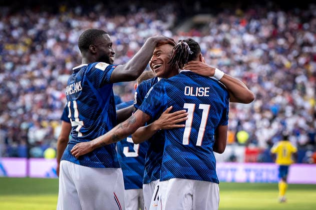 FOOTBALL : France vs Sweden - Coupe du Monde de la FIFA 2026. New York New Jersey Stadium, East Rutherford, New Jersey, Etats-Unis. 30 06 2026. Joie des joueurs de l equipe de France apres le but de Kylian Mbappe 10 (France) avec Michael Olise 11 (France) lors du match des seiziemes de finale de la Coupe du Monde de la FIFA 2026 entre la France et la Suede au MetLife Stadium Ã East Rutherford, New Jersey, Etats-Unis, le 30 juin 2026.  Copyright: xx