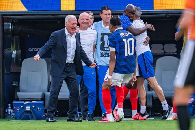 FIFA Fussball Weltmeisterschaft 2026, Sechszehntelfinale, Frankreich vs. Schweden, 30.06.2026, New Jersey Stadium Tor zum 1:0 durch Kylian Mbappe mit Jubel mit Didier Deschamps Ousmane Dembele Michael Olise *** 2026 FIFA World Cup, Round of 32, France vs. Sweden, June 30, 2026, New Jersey Stadium: Kylian Mbappé scores the 1-0 goal, celebrated with Didier Deschamps, Ousmane Dembélé, and Michael Olise Copyright: xBahhoxKarax
