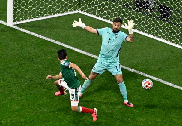 (260701) -- MEXICO CITY, July 1, 2026 -- Goalkeeper Hernan Galindez (R) of Ecuador makes a save during the round of 32 match between Mexico and Ecuador at the 2026 FIFA World Cup, WM, Weltmeisterschaft, Fussball at the Mexico City Stadium, Mexico, June 30, 2026. ) (SP)MEXICO-MEXICO CITY-FOOTBALL-FIFA WORLD CUP-ROUND OF 32-MEX VS ECU LixMuzi 