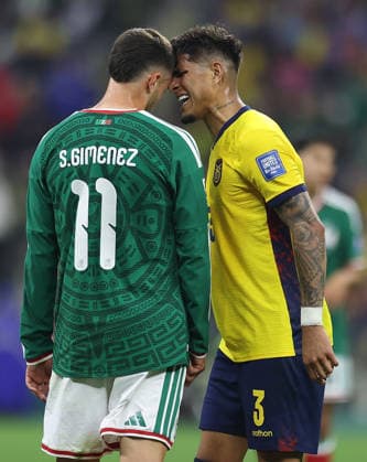 (260701) -- MEXICO CITY, July 1, 2026 -- Piero Hincapie (R) of Ecuador argues with Santiago Gimenez of Mexico during the round of 32 match between Mexico and Ecuador at the 2026 FIFA World Cup, WM, Weltmeisterschaft, Fussball at the Mexico City Stadium, Mexico, June 30, 2026. (Photo by Xinhua) (SP)MEXICO-MEXICO CITY-FOOTBALL-FIFA WORLD CUP-ROUND OF 32-MEX VS ECU FranciscoxCanedo 