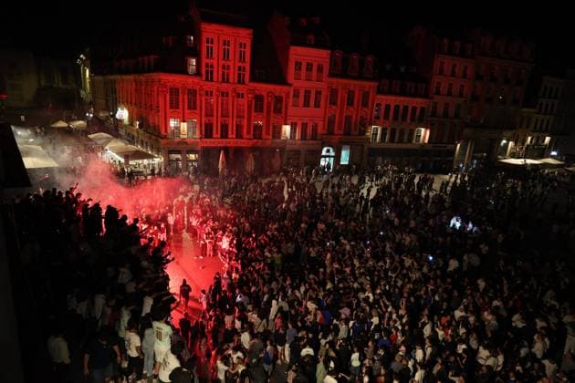 LILLE - - AMBIANCE 6 COUPE DU MONDE - FRANCE - SUEDE PHOTOPQR VOIX DU NORD PASCAL BONNIERE ; 30 06 2026 ; LILLE 30.06.2026 ambiance dans Lille pour les 16eme de finale de la coupe du Monde de Football, bar le comptoir des copains Lille, June 30, 2026: atmosphere in the city during the World Cup Round of 16 – Le Comptoir des Copains bar. HAUTS DE FRANCE France  Copyright: xPHOTOPQR VOIXxDUxNORD MAXPPPxPASCALxBONNIEREx 20260701VDN7299 20260701VDN7299