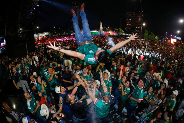 FIFA World Cup, WM, Weltmeisterschaft, Fussball 2026 - Round of 32 - Mexico vs Ecuador Mexican soccer fans celebrate their victory in the Round of 32 FIFA World Cup 2026 soccer match against Ecuador at the Minerva roundabout in Guadalajara, Jalisco, Mexico, 30 June 2026. Guadalajara Mexico  Copyright: xFRANCISCOxGUASCOx