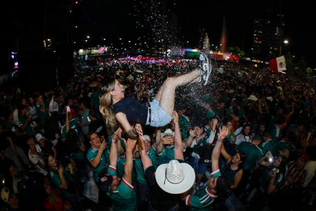 FIFA World Cup, WM, Weltmeisterschaft, Fussball 2026 - Round of 32 - Mexico vs Ecuador Mexican soccer fans celebrate their victory in the Round of 32 FIFA World Cup 2026 soccer match against Ecuador at the Minerva roundabout in Guadalajara, Jalisco, Mexico, 30 June 2026. Guadalajara Mexico  Copyright: xFRANCISCOxGUASCOx