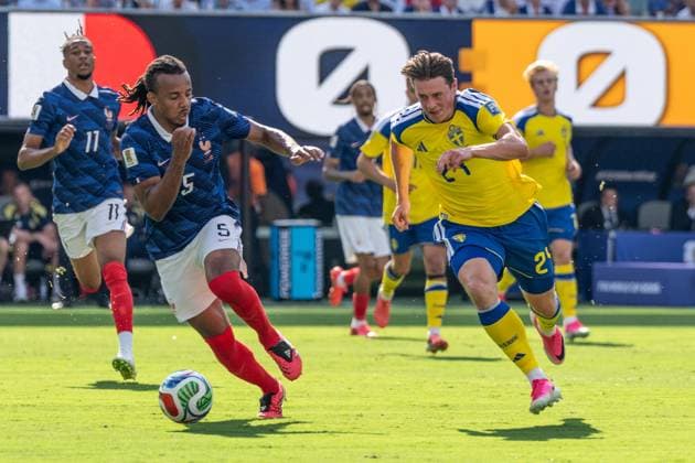 June 30, 2026, Bronx, New York, USA: Defender Jules Kounde (5) of France national team, Nationalteam and Defender Elliot Stroud (24) of Sweden National team chase the ball during Round of 32 elimination game between France and Sweden at New York New Jersey Stadium at Rutherford in New Jersey, USA on June 30, 2026. France won 3 - 0 and progress to Round of 16 against Paraguay. Bronx USA - ZUMAr339 20260630_znp_r339_021 Copyright: xLevxRadinx