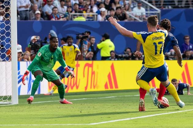 June 30, 2026, Bronx, New York, USA: Forward Viktor Gyokeres (17) of Sweden national team, Nationalteam tries to attack during Round of 32 elimination game between France and Sweden at New York New Jersey Stadium at Rutherford in New Jersey, USA on June 30, 2026. France won 3 - 0 and progress to Round of 16 against Paraguay. Bronx USA - ZUMAr339 20260630_znp_r339_029 Copyright: xLevxRadinx