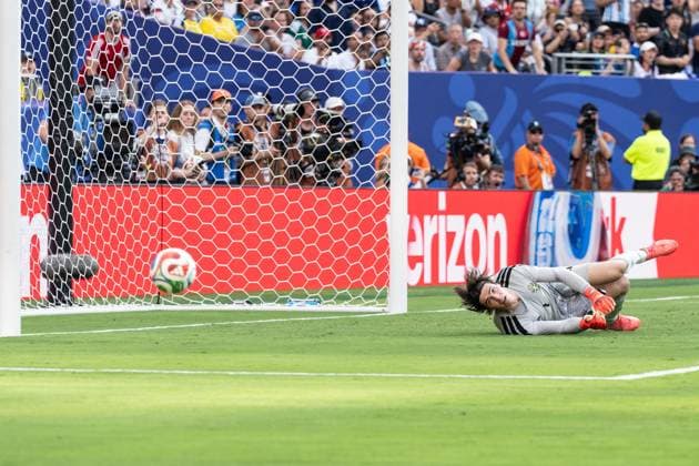 Sport Bilder des Tages #3 June 30, 2026, Bronx, New York, USA: Goalkeeper Jacob Widell Zetterstrom (1) of Sweden national team, Nationalteam saves during Round of 32 elimination game between France and Sweden at New York New Jersey Stadium at Rutherford in New Jersey, USA on June 30, 2026. France won 3 - 0 and progress to Round of 16 against Paraguay. Bronx USA - ZUMAr339 20260630_znp_r339_034 Copyright: xLevxRadinx