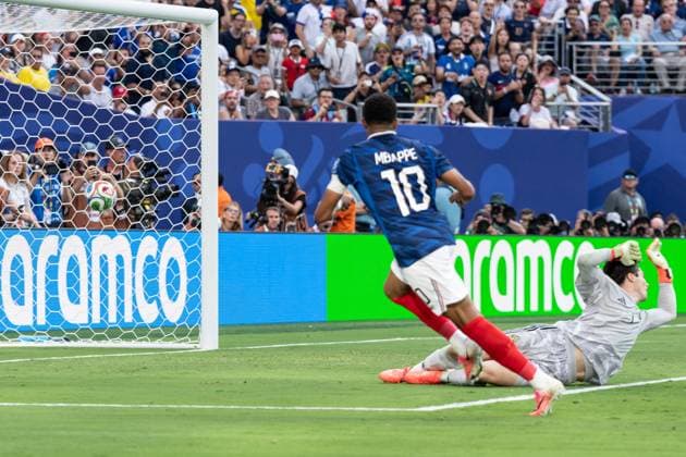 June 30, 2026, Bronx, New York, USA: Forward Kylian Mbappe (10) of France national team, Nationalteam shoots and scored a goal during Round of 32 elimination game between France and Sweden at New York New Jersey Stadium at Rutherford in New Jersey, USA on June 30, 2026. France won 3 - 0 and progress to Round of 16 against Paraguay. FIFA World Cup, WM, Weltmeisterschaft, Fussball 2026: Round Of 32 Fraance Vs. Sweden  - ZUMAr339 20260630_znp_r339_043 Copyright: xLevxRadinx