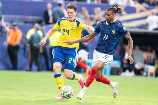 June 30, 2026, Bronx, New York, USA: Forward Michael Olise (11) of France national team, Nationalteam controls the ball as he challenged by Defender Elliot Stroud (24) of Sweden National team during Round of 32 elimination game between France and Sweden at New York New Jersey Stadium at Rutherford in New Jersey, USA on June 30, 2026. France won 3 - 0 and progress to Round of 16 against Paraguay. FIFA World Cup, WM, Weltmeisterschaft, Fussball 2026: Round Of 32 Fraance Vs. Sweden  - ZUMAr339 20260630_znp_r339_067 Copyright: xLevxRadinx