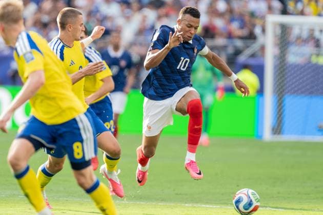 June 30, 2026, Bronx, New York, USA: Forward Kylian Mbappe (10) of France national team, Nationalteam controls the ball during Round of 32 elimination game between France and Sweden at New York New Jersey Stadium at Rutherford in New Jersey, USA on June 30, 2026. France won 3 - 0 and progress to Round of 16 against Paraguay. FIFA World Cup, WM, Weltmeisterschaft, Fussball 2026: Round Of 32 Fraance Vs. Sweden  - ZUMAr339 20260630_znp_r339_073 Copyright: xLevxRadinx