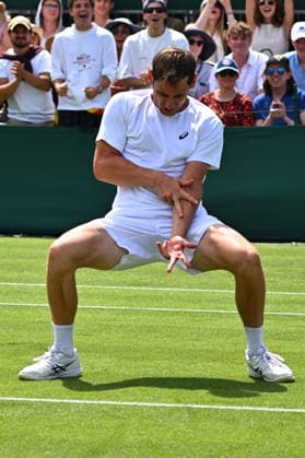 Sport Themen der Woche KW27 Sport Bilder des Tages #3 2026 Wimbledon - Valentin Royer Valentin Royer (FRA) during his first round match at the 2025 Wimbledon Tennis Championships at the AELTC in London, GREAT BRITAIN, on JuNE 30, 2026. Photo by Corinne Dubreuil ABACAPRESS.COM London  Copyright: xDubreuilxCorinne ABACAx