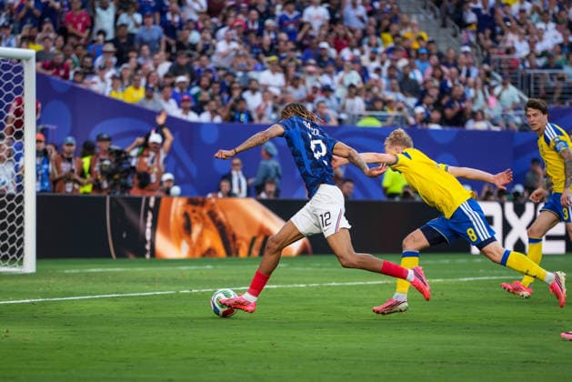 France v Sweden: Round Of 32 - FIFA World Cup, WM, Weltmeisterschaft, Fussball 2026 Bradley Barcola of France battles for possession with Daniel Svensson of Sweden during the FIFA World Cup USA 2026 Round of 32 match between France and Sweden at New York New Jersey Stadium, New York, United States, on June 30, 2026. NEW YORK United States  Copyright: xAymanxArefx originalFilename:aref-notitle260630_npwod.jpg