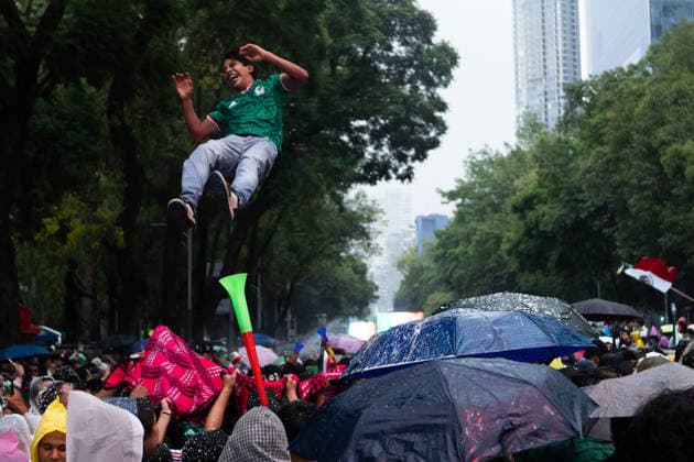 June 30, 2026, Mexico City, Mexico: Fans of the Mexican national team, Nationalteam watched the 2026 FIFA World Cup, WM, Weltmeisterschaft, Fussball match between Mexico and Ecuador on public screens along the Paseo de la Reforma in Mexico City, where Mexico secured a 2Ã¢â‚¬0 victory; following the win, they continued the celebration in the city s streets. Mexico City Mexico - ZUMAl178 0860468458st Copyright: xCristianxLeyvax