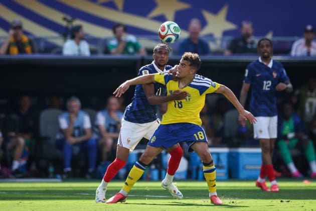 France v Sweden: Round Of 32 - FIFA World Cup, WM, Weltmeisterschaft, Fussball 2026 Michael Olise of France battles for possession with Yasin Ayari of Sweden during the FIFA World Cup USA 2026 Round of 32 match between France and Sweden at New York New Jersey Stadium, New York, United States, on June 30, 2026. NEW YORK United States  Copyright: xAymanxArefx originalFilename:aref-notitle260630_npdeD.jpg