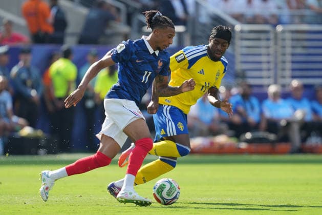 IPA86268700 - Michael Olise of France in action against Anthony Elanga of Sweden during the France vs. Sweden FIFA World Cup, WM, Weltmeisterschaft, Fussball match in New York, USA, on June 30, 2026  Copyright: xEmmanuelexMastrodonato IPAxSportx xx 86268700