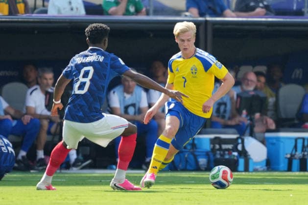 SOCCER - FIFA World Cup, WM, Weltmeisterschaft, Fussball - France vs. Sweden Photo by IPA ABACAPRESS.COM86268694 - Lucas Bergvall of Sweden in action against Aurelien Tchouameni of France during the France vs. Sweden FIFA World Cup match in New York, USA, on June 30, 2026 New York  Copyright: xIPAxSport ABACAx