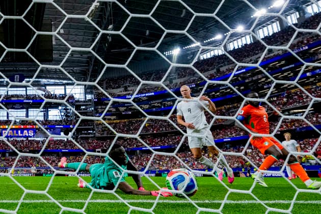World Cup 2026: Ivory Coast - Norway Arlington, Texas , USA 20260630. Norway s Erling Braut Haaland scores the 1-2 goal during the round of 16 match between Ivory Coast and Norway during the 2026 FIFA World Cup, WM, Weltmeisterschaft, Fussball at Dallas Stadium. Photo: Fredrik Varfjell NTB Arlington, Texas United States EDITORIAL USE ONLY. RESTRICTED USE FOR BETTING COMPANIES Ref:_SPOITmLawYUQB0.jpg *** 2026 World Cup: Ivory Coast vs. Norway, Arlington, Texas, USA 20260630 Norway’s Erling Braut Haaland scores the 1-2 goal during the Round of 16 match between Ivory Coast and Norway at the 2026 FIFA World Cup at Dallas Stadium. Photo: Fredrik Varfjell, NTB. Arlington, Texas, United States. EDITORIAL USE ONLY. RESTRICTED USE FOR BETTING COMPANIES.  Copyright: xFredrikxVarfjellx xNTBx