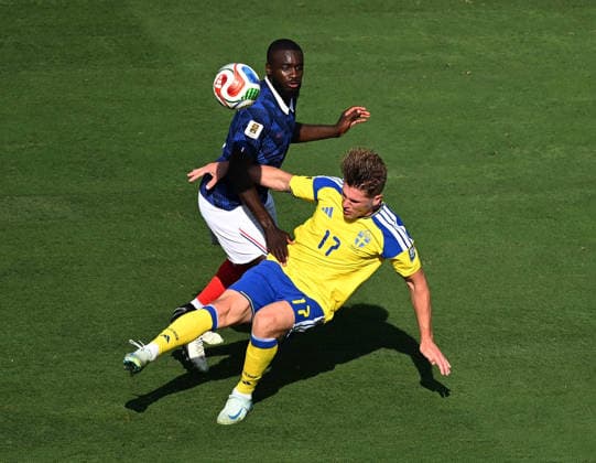 World Cup 2026: round of 32: France vs Sweden Dayot Upamecano of France (L) and Viktor Gyokeres of Sweden (R) vie for the ball during the 2026 FIFA World Cup, WM, Weltmeisterschaft, Fussball round of 32 soccer match between France and Sweden at MetLife Stadium in East Rutherford, New Jersey, USA, on June 30, 2026. East Rutherford United States  Copyright: xMatrixxImagesx xGentxShkullakux