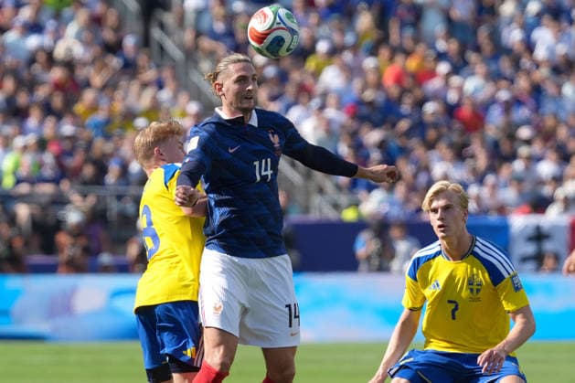 Adrien Rabiot C of France viess for the ball with Daniel Svensson L of Sweden during the FIFA World Cup, WM, Weltmeisterschaft, Fussball 2026 Round of 32 match France against Sweden at the MetLife Stadium in New Jersey, United States, 30 June 2026. FIFA World Cup 2026 - Round of 32- France vs Sweden ACHTUNG: NUR REDAKTIONELLE NUTZUNG  Copyright: xOctavioxGuzmánx GR2102 20260630-55020758970_1 FIFA World Cup 2026 - Round of 32- France vs Sweden !ACHTUNG: NUR REDAKTIONELLE NUTZUNG!  Copyright: xIMAGO OctavioxGuzmánx imago images 0860441182 0860441182st