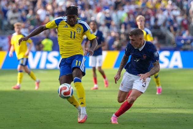 Lucas Digne R of France vies for the ball with Anthony Elanga of Sweden during the FIFA World Cup, WM, Weltmeisterschaft, Fussball 2026 Round of 32 match France against Sweden at the MetLife Stadium in New Jersey, United States, 30 June 2026. FIFA World Cup 2026 - Round of 32- France vs Sweden ACHTUNG: NUR REDAKTIONELLE NUTZUNG  Copyright: xOctavioxGuzmánx GR2119 20260630-55020759187_1 FIFA World Cup 2026 - Round of 32- France vs Sweden !ACHTUNG: NUR REDAKTIONELLE NUTZUNG!  Copyright: xIMAGO OctavioxGuzmánx imago images 0860443367 0860443367st