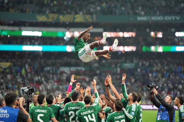 Mexico v Ecuador Round of 32 - FIFA World Cup, WM, Weltmeisterschaft, Fussball 2026 Players of the Mexico national team, Nationalteam toss Julian Quinones 16 into the air to celebrate their victory over Ecuador after the FIFA World Cup 2026 round of 32 match at Mexico City Stadium on June 30, 2026, in Mexico City, Mexico. (Photo by Ian Robles Eyepix Group) Copyright: xIanxRobles xEyepixxGroupx EL_30062026_189901JPEG