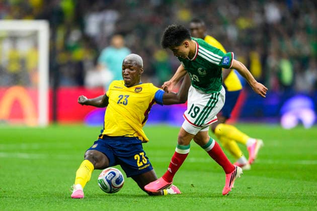 June 30, 2026, Peru: Moises Caicedo of Ecuador fights for the ball with Gilberto Mora of Mexico during the FIFA World Cup, WM, Weltmeisterschaft, Fussball 2026 match between Mexico and Ecuador. Mexico hosted Ecuador at Mexico City Stadium on June 20, 2026 in Mexico City, Mexico Peru - ZUMAf196 20260630_zsp_f196_001 Copyright: xMartinxFonsecax