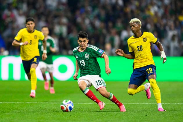 June 30, 2026, Peru: Gilberto Mora of Mexico (L) fights for the ball with Nilson Angulo of Ecuador (R) during the FIFA World Cup, WM, Weltmeisterschaft, Fussball 2026 match between Mexico and Ecuador. Mexico hosted Ecuador at Mexico City Stadium on June 20, 2026 in Mexico City, Mexico Soccer 2026: Mexico 2:0 Ecuador - FIFA World Cup 2026  - ZUMAf196 20260630_zsp_f196_015 Copyright: xMartinxFonsecax