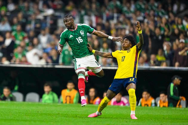 June 30, 2026, Peru: Julian Quinones of Mexico in action against Angelo Preciado of Ecuador during the FIFA World Cup, WM, Weltmeisterschaft, Fussball 2026 match between Mexico and Ecuador. Mexico hosted Ecuador at Mexico City Stadium on June 20, 2026 in Mexico City, Mexico Soccer 2026: Mexico 2:0 Ecuador - FIFA World Cup 2026  - ZUMAf196 20260630_zsp_f196_048 Copyright: xMartinxFonsecax