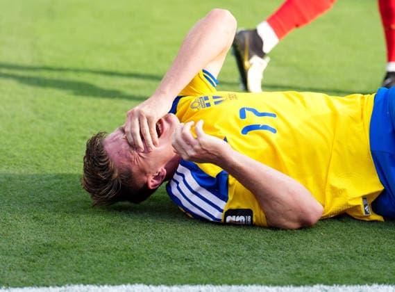 Viktor Gyoekeres (Schweden, 17) haelt sich nach einem Foul mit blutender Nase das Gesicht. USA, FIFA Weltmeisterschaft, Sechzehntelfinale, Frankreich vs Schweden, East Rutherford, 30.06.2026 FIFA Weltmeisterschaft, Sechzehntelfinale, Frankreich vs Schweden, East Rutherford, 30.06.2026 East Rutherford *** Viktor Gyoekeres of Sweden, 17, holds his face after a foul leaves him with a bleeding nose. USA, FIFA World Cup, Round of 32, France vs. Sweden, East Rutherford, June 30, 2026 FIFA World Cup, Round of 32, France vs. Sweden, East Rutherford, June 30, 2026 East Rutherford Copyright: xEibner-Pressefoto ScottxColemanx EP_SCN