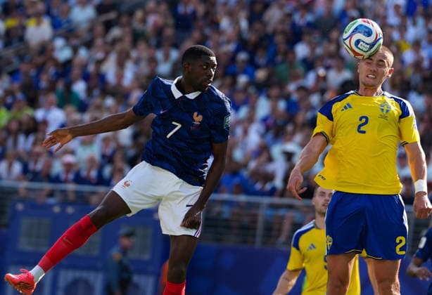 Gustaf Lagerbielke (Schweden, 2) koepft den Ball gegen Ousmane Dembele (Frankreich, 7). USA, FIFA Weltmeisterschaft, Sechzehntelfinale, Frankreich vs Schweden, East Rutherford, 30.06.2026 FIFA Weltmeisterschaft, Sechzehntelfinale, Frankreich vs Schweden, East Rutherford, 30.06.2026 East Rutherford *** Gustaf Lagerbielke (Sweden), 2, heads the ball against Ousmane Dembélé (France), 7 (USA), FIFA World Cup, Round of 32, France vs. Sweden, East Rutherford, June 30, 2026 FIFA World Cup, Round of 32, France vs. Sweden, East Rutherford, June 30, 2026 East Rutherford Copyright: xEibner-Pressefoto ScottxColemanx EP_SCN
