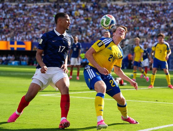 Elliot Stroud (Schweden, 24) im Zweikampf mit William Saliba (Frankreich, 17) USA, FIFA Weltmeisterschaft, Sechzehntelfinale, Frankreich vs Schweden, East Rutherford, 30.06.2026 FIFA Weltmeisterschaft, Sechzehntelfinale, Frankreich vs Schweden, East Rutherford, 30.06.2026 East Rutherford *** Elliot Stroud of Sweden, 24, in a tackle with William Saliba of France, 17, USA, FIFA World Cup, Round of 32, France vs. Sweden, East Rutherford, June 30, 2026 FIFA World Cup, Round of 32, France vs. Sweden, East Rutherford, June 30, 2026 East Rutherford Copyright: xEibner-Pressefoto ScottxColemanx EP_SCN