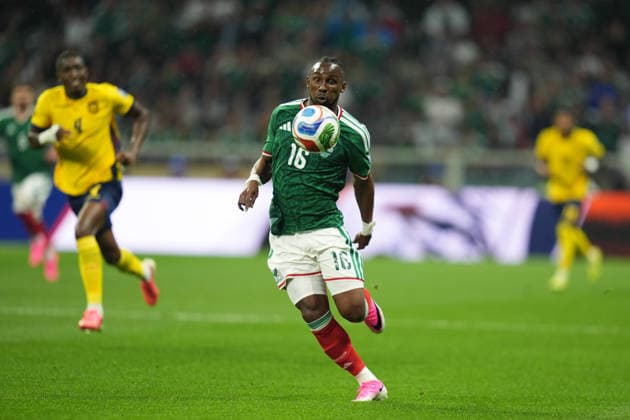 Mexico v Ecuador Round of 32 - FIFA World Cup, WM, Weltmeisterschaft, Fussball 2026 Julian Quinones 16 of Mexico national team, Nationalteam runs with the ball during the FIFA Word Cup 2026 round of 32 match between Mexico and Ecuador at Mexico City Stadium. on June 30, 2026 in Mexico City, Mexico. Mexico City CDMX Mexico Copyright: xIanxRoblesx