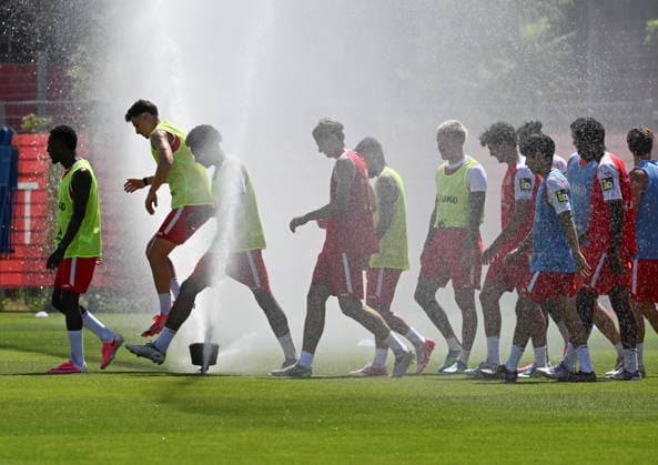 01.07.2026, xsltx, Fussball 1.Bundesliga, FSV Mainz 05 - Trainingsauftakt Saison 2026 27 v.l. Willkommene Abkühlung beim Trainingsauftakt der Mainzer (DFL DFB REGULATIONS PROHIBIT ANY USE OF PHOTOGRAPHS as IMAGE SEQUENCES and or QUASI-VIDEO) *** July 1, 2026, xsltx, Soccer 1 Bundesliga, FSV Mainz 05 Starts Training for the 2026–27 Season: A Welcome Break from the Heat at the Start of Training in Mainz DFL DFB REGULATIONS PROHIBIT ANY USE OF PHOTOGRAPHS AS IMAGE SEQUENCES AND OR QUASI-VIDEO
