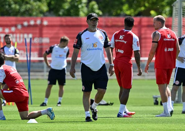 01.07.2026, xsltx, Fussball 1.Bundesliga, FSV Mainz 05 - Trainingsauftakt Saison 2026 27 v.l. Urs Fischer (Cheftrainer 1. FSV Mainz 05) (DFL DFB REGULATIONS PROHIBIT ANY USE OF PHOTOGRAPHS as IMAGE SEQUENCES and or QUASI-VIDEO) *** July 1, 2026, xsltx, Soccer 1 Bundesliga, FSV Mainz 05 Starts Training for the 2026–27 Season; from left: Urs Fischer, Head Coach of FSV Mainz 05. DFL and DFB regulations prohibit any use of photographs as image sequences and or quasi-video.