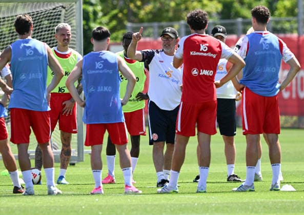 01.07.2026, xsltx, Fussball 1.Bundesliga, FSV Mainz 05 - Trainingsauftakt Saison 2026 27 v.l. Urs Fischer (Cheftrainer 1. FSV Mainz 05) äußerte gleich zu Beginn seine Erwartungshaltung zum Mainzer Spiel (DFL DFB REGULATIONS PROHIBIT ANY USE OF PHOTOGRAPHS as IMAGE SEQUENCES and or QUASI-VIDEO) *** July 1, 2026, xsltx, Soccer 1 Bundesliga, FSV Mainz 05 Starts Training for the 2026–27 Season; from left: Urs Fischer, Head Coach of FSV Mainz 05, expressed his expectations for Mainz’s performance right from the start. DFL and DFB regulations prohibit any use of photographs as image sequencesand or QUASI-VIDEO