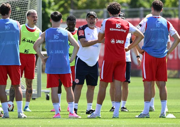 01.07.2026, xsltx, Fussball 1.Bundesliga, FSV Mainz 05 - Trainingsauftakt Saison 2026 27 v.l. Urs Fischer (Cheftrainer 1. FSV Mainz 05) äußerte gleich zu Beginn seine Erwartungshaltung zum Mainzer Spiel (DFL DFB REGULATIONS PROHIBIT ANY USE OF PHOTOGRAPHS as IMAGE SEQUENCES and or QUASI-VIDEO) *** July 1, 2026, xsltx, Soccer 1 Bundesliga, FSV Mainz 05 Starts Training for the 2026–27 Season; from left: Urs Fischer, Head Coach of FSV Mainz 05, expressed his expectations for Mainz’s performance right from the start. DFL and DFB regulations prohibit any use of photographs as image sequencesand or QUASI-VIDEO