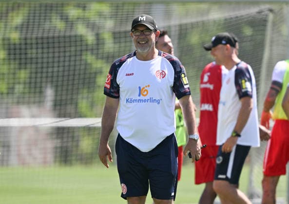 01.07.2026, xsltx, Fussball 1.Bundesliga, FSV Mainz 05 - Trainingsauftakt Saison 2026 27 v.l. Urs Fischer (Cheftrainer 1. FSV Mainz 05) (DFL DFB REGULATIONS PROHIBIT ANY USE OF PHOTOGRAPHS as IMAGE SEQUENCES and or QUASI-VIDEO) *** July 1, 2026, xsltx, Soccer 1 Bundesliga, FSV Mainz 05 Starts Training for the 2026–27 Season; from left: Urs Fischer, Head Coach of FSV Mainz 05. DFL and DFB regulations prohibit any use of photographs as image sequences and or quasi-video.