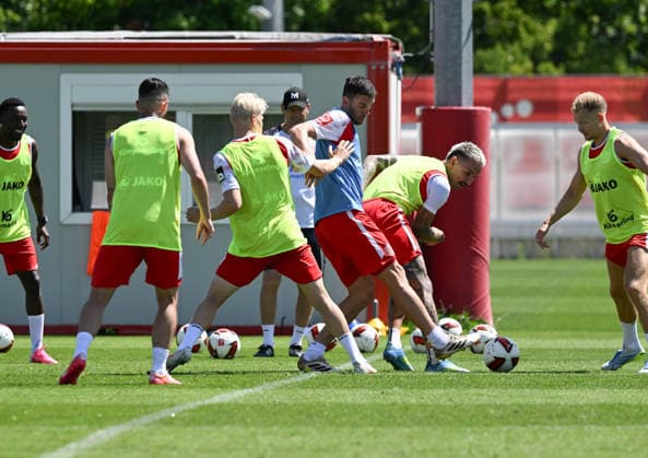 01.07.2026, xsltx, Fussball 1.Bundesliga, FSV Mainz 05 - Trainingsauftakt Saison 2026 27 3. v.re. Stefan Bell (1. FSV Mainz 05) im Duell mit Phillip Tietz (1. FSV Mainz 05), re. (DFL DFB REGULATIONS PROHIBIT ANY USE OF PHOTOGRAPHS as IMAGE SEQUENCES and or QUASI-VIDEO) *** July 1, 2026, xsltx, Soccer 1 Bundesliga, FSV Mainz 05 Starts Training for the 2026–27 Season, Photo by Stefan Bell: FSV Mainz 05 in a duel with Phillip Tietz, FSV Mainz 05, re: DFL and DFB regulations prohibit any use of photographs as image sequences and or quasi-video