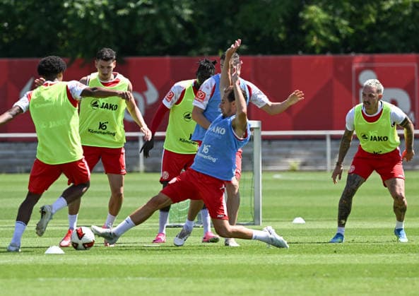 01.07.2026, xsltx, Fussball 1.Bundesliga, FSV Mainz 05 - Trainingsauftakt Saison 2026 27 4. v.l. Danny da Costa (1. FSV Mainz 05) mit gewohntem Einsatzwillen (DFL DFB REGULATIONS PROHIBIT ANY USE OF PHOTOGRAPHS as IMAGE SEQUENCES and or QUASI-VIDEO) *** July 1, 2026, xsltx, Soccer, Bundesliga 1, FSV Mainz 05 Starts Training for the 2026–27 Season, 4th from left: Danny da Costa 1. FSV Mainz 05 Shows Its Usual Determination. DFL and DFB regulations prohibit any use of photographs as image sequences and or quasi-video.