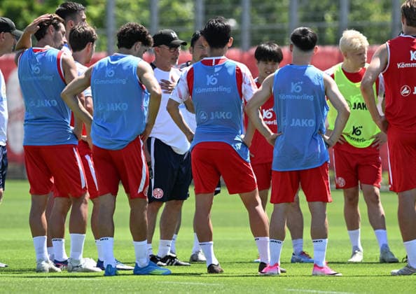 01.07.2026, xsltx, Fussball 1.Bundesliga, FSV Mainz 05 - Trainingsauftakt Saison 2026 27 v.l. Urs Fischer (Cheftrainer 1. FSV Mainz 05) äußerte gleich zu Beginn seine Erwartungshaltung zum Mainzer Spiel (DFL DFB REGULATIONS PROHIBIT ANY USE OF PHOTOGRAPHS as IMAGE SEQUENCES and or QUASI-VIDEO) *** July 1, 2026, xsltx, Soccer 1 Bundesliga, FSV Mainz 05 Starts Training for the 2026–27 Season; from left: Urs Fischer, Head Coach of FSV Mainz 05, expressed his expectations for Mainz’s performance right from the start. DFL and DFB regulations prohibit any use of photographs as image sequencesand or QUASI-VIDEO