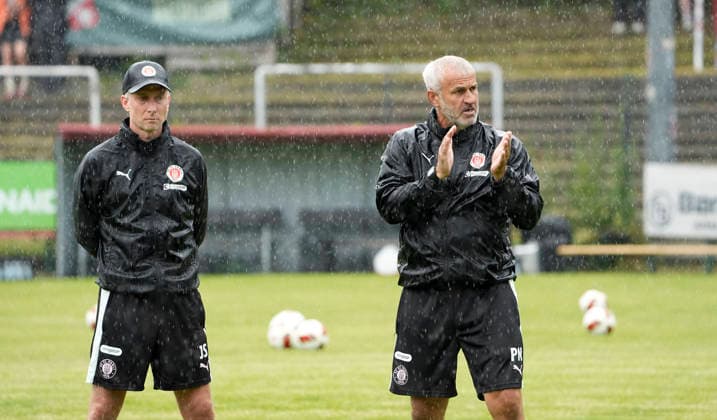 Foto : Co-Trainer Peter NEMETH (Pauli) und links ... Foto : Co Trainer Jens SCHUSTER ( Pauli ) Fussball Regionalliga Nord , am Di. 30.06.2026 Altona 93 - FC St. Pauli *** Photo: Assistant Coach Peter NEMETH, St. Pauli; and on the left, photo: Assistant Coach Jens SCHUSTER, St. Pauli. Regional League North, Tuesday, June 30, 2026: Altona 93 vs. FC St. Pauli