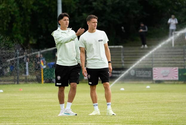 Foto : Martijn KAARS (Pauli) fachsimpelt mit Haron SABAH ( links , St. Pauli ) Fussball Regionalliga Nord , am Di. 30.06.2026 Altona 93 - FC St. Pauli *** Photo by Martijn KAARS: Pauli talks shop with Haron SABAH (left), St. Pauli Soccer, Regionalliga Nord, on Tue, June 30, 2026, Altona 93 vs. FC St. Pauli