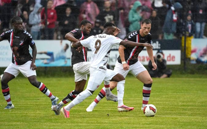 Foto : Abdoulie CEESAY (Pauli) gegen Benedict KLIMMEK ( Altona , hinten rechts ) und Lesley KARSCHAU ( Altona , links ) Fussball Regionalliga Nord , am Di. 30.06.2026 Altona 93 - FC St. Pauli *** Photo: Abdoulie CEESAY (St. Pauli) vs. Benedict KLIMMEK (Altona), back right, and Lesley KARSCHAU (Altona), left. Soccer: Regionalliga Nord, on Tue, June 30, 2026: Altona 93 vs. FC St. Pauli