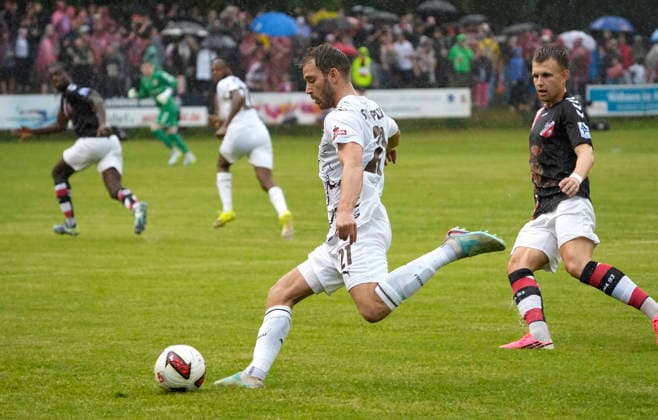 Foto : Lars Ritzka (Pauli) gegen Gianluca Przondziono ( Altona , rechts ) Fussball Regionalliga Nord , am Di. 30.06.2026 Altona 93 - FC St. Pauli *** Photo: Lars Ritzka, St. Pauli vs. Gianluca Przondziono, Altona; right: Regionalliga Nord soccer match on Tue, June 30, 2026, Altona 93 vs. FC St. Pauli