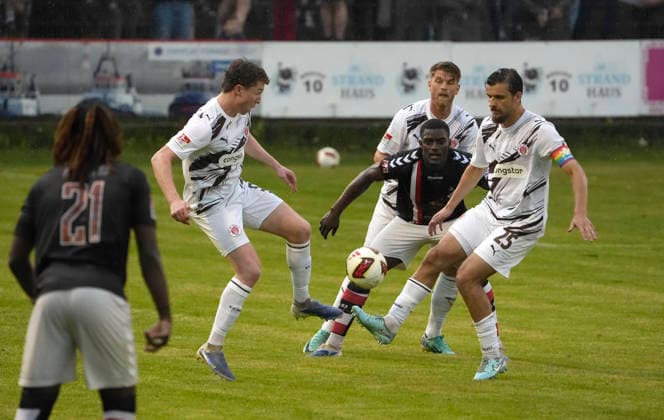 Foto : Veli SULEJMANI ( Altona ) gegen Rawley St. John ( Pauli in weiss ) und rechts ... Adam Dzwigala ( Pauli ) Fussball Regionalliga Nord , am Di. 30.06.2026 Altona 93 - FC St. Pauli *** Photo by Veli SULEJMANI: Altona vs. Rawley St. John Pauli (in white) and, on the right, Adam Dzwigala. Pauli Soccer, Regionalliga Nord, on Tue, June 30, 2026. Altona 93 vs. FC St. Pauli